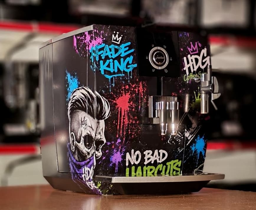 Jura kafe aparat sa custom brendiranim grafiti dizajnom (HDG Coffee Service)