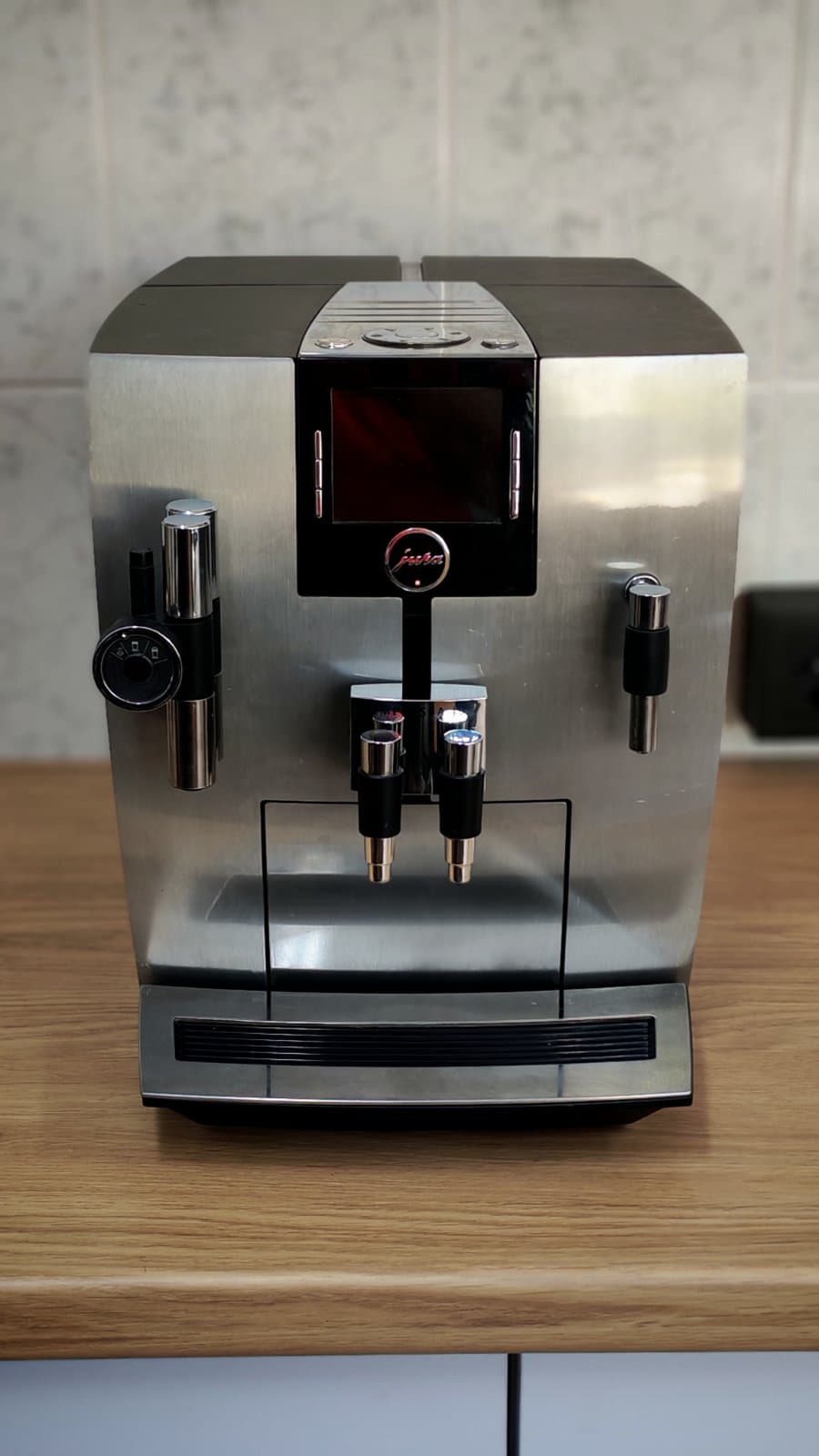 Jura J9.4 (Aluminium) — naslovna fotografija